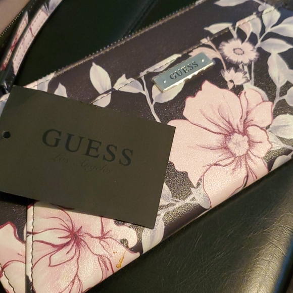 Guess wristlet - Picture 3 of 5